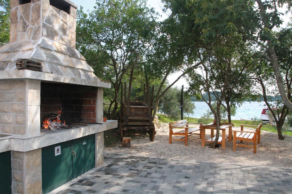 Holiday Batarelo Trogir Bagian luar foto